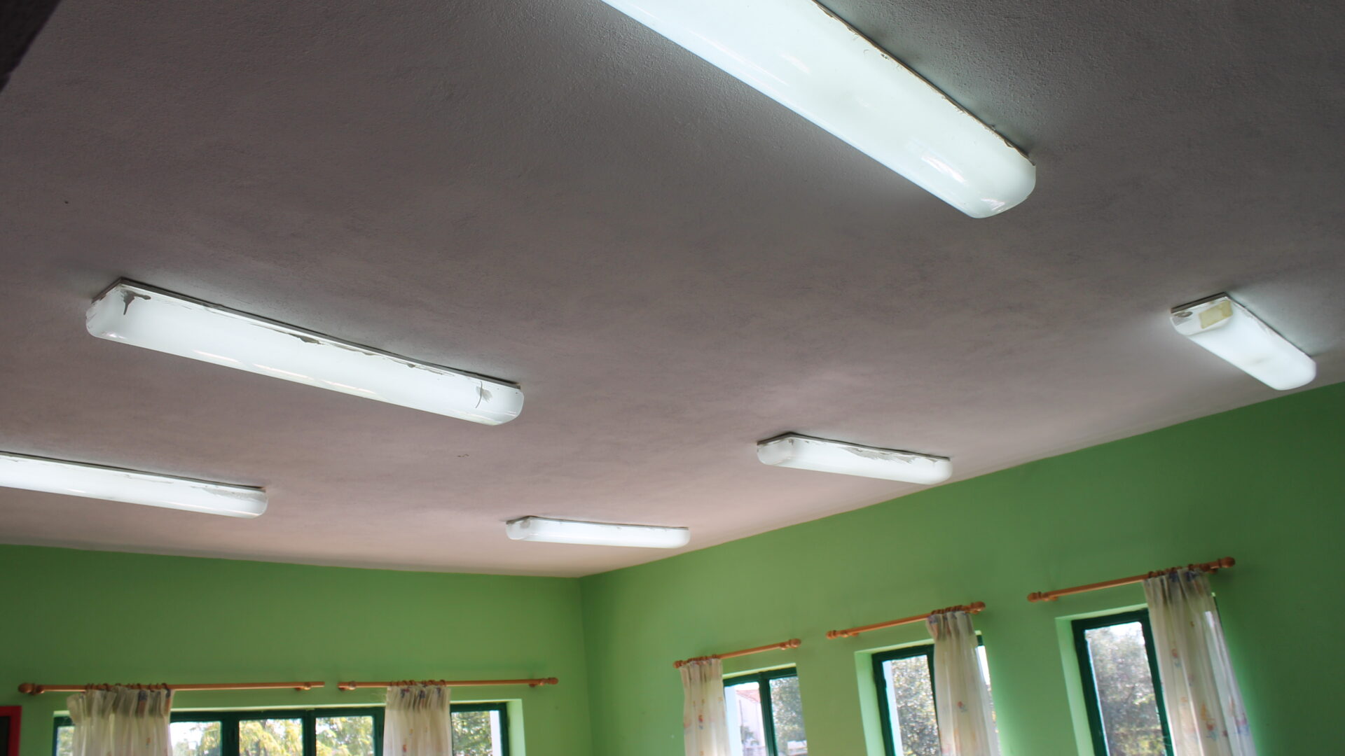 Εγκατάσταση φωτισμού σε οροφή σχολείου 2